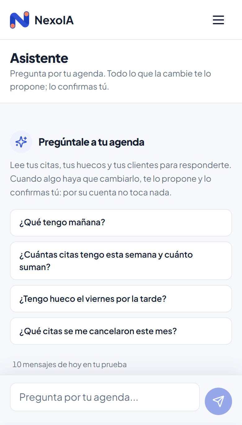 El Asistente IA de NexoIA en un teléfono, con cuatro preguntas de ejemplo: qué tengo mañana, cuántas citas tengo esta semana y cuánto suman, tengo hueco el viernes por la tarde, y qué citas se me cancelaron este mes.