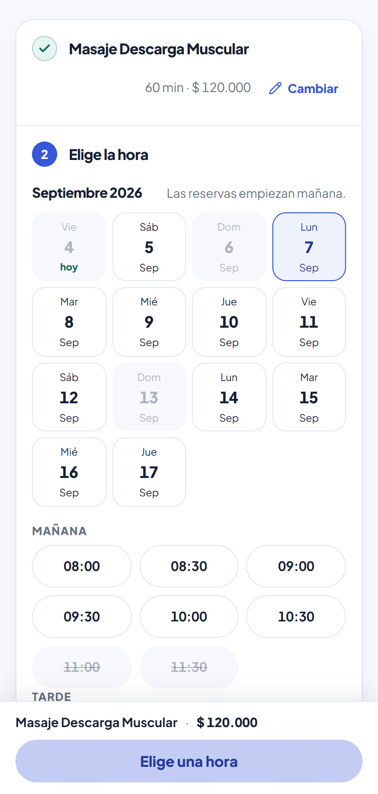 Página de reservas de un spa en un teléfono: el servicio «Masaje Descarga Muscular, 60 min, $120.000» ya elegido y las horas libres de la mañana, con las 11:00 y las 11:30 tachadas.